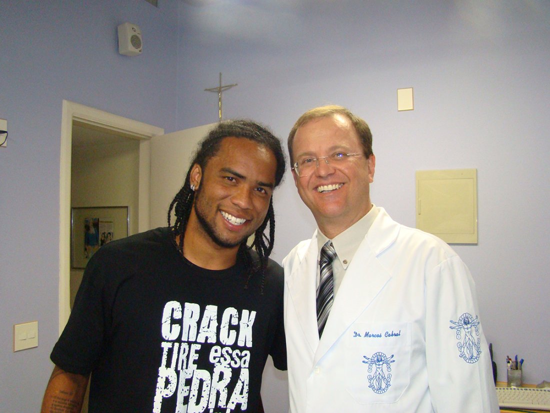 Dr. Marcos Cabral e o jogador Carlos Alberto - Odontologia do Esporte
